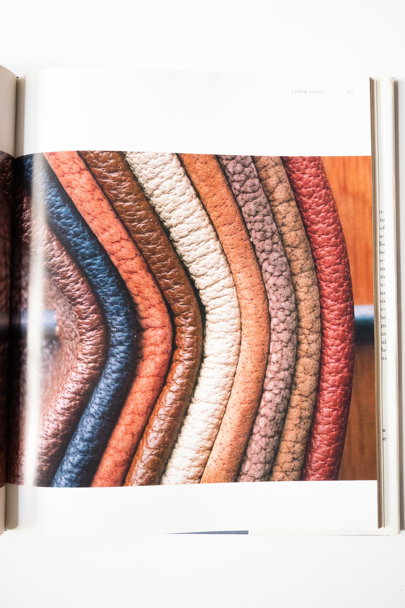 Furnishing Fabrics: An international Sourcebook, Larsen, 1989