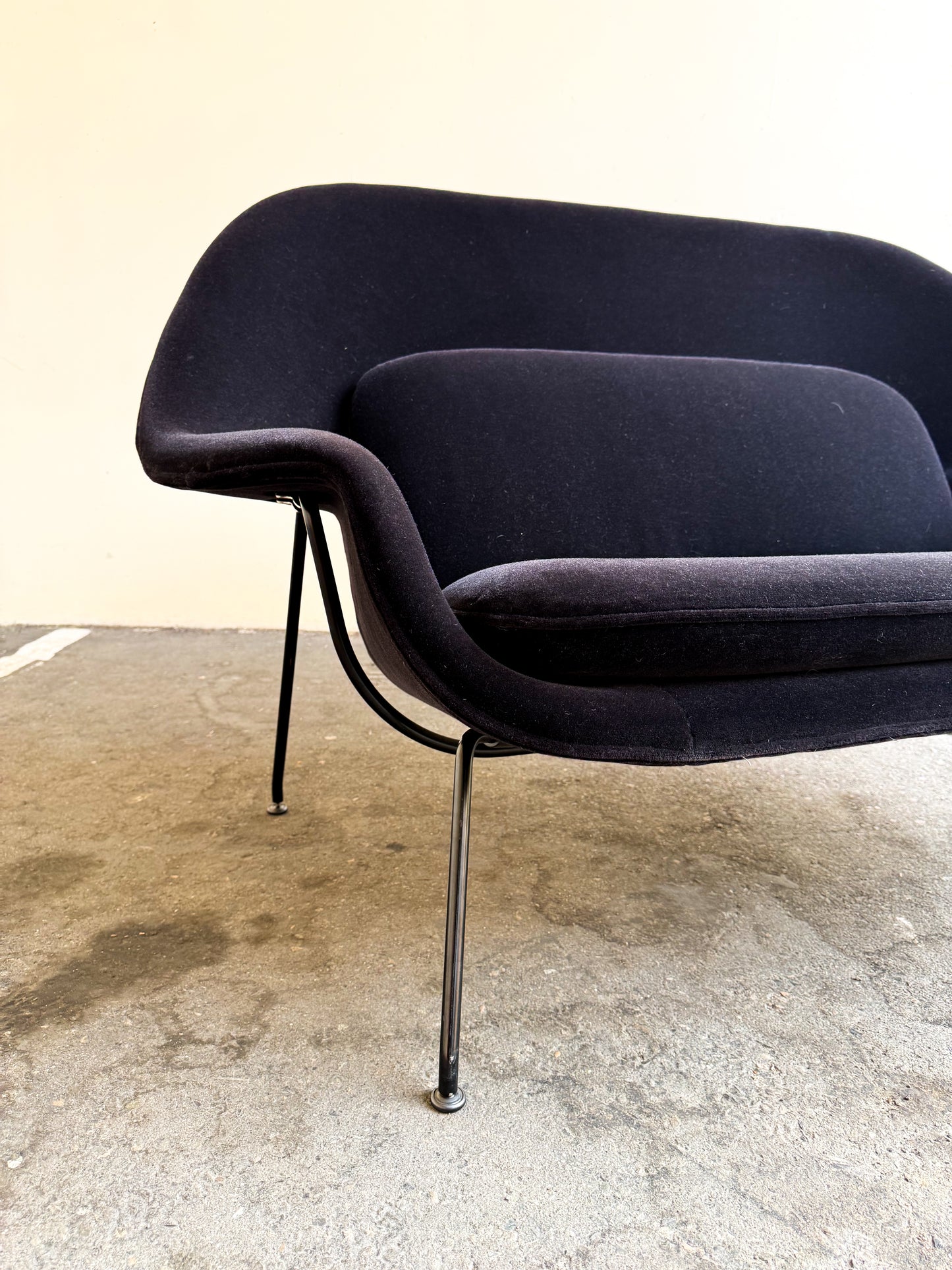 Womb Settee by Eero Saarinen for Knoll