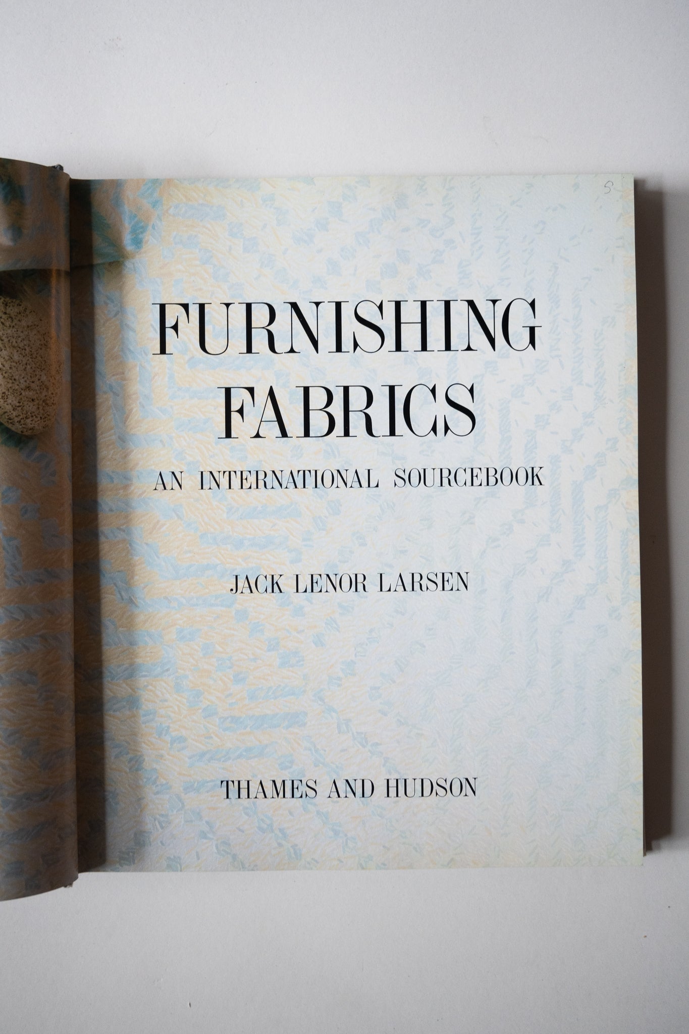 Furnishing Fabrics: An international Sourcebook, Larsen, 1989